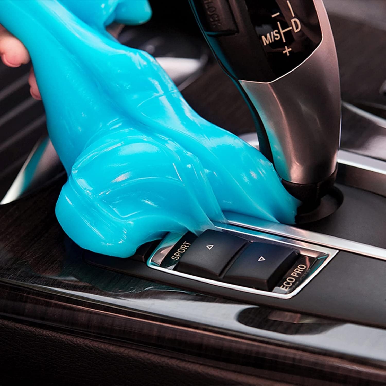 Effortless Dust Cleanup for Your Car's Interior
